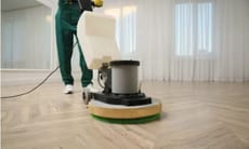 Questo processo viene utilizzato per rimuovere le imperfezioni dalla superficie della pietra e creare una finitura uniforme